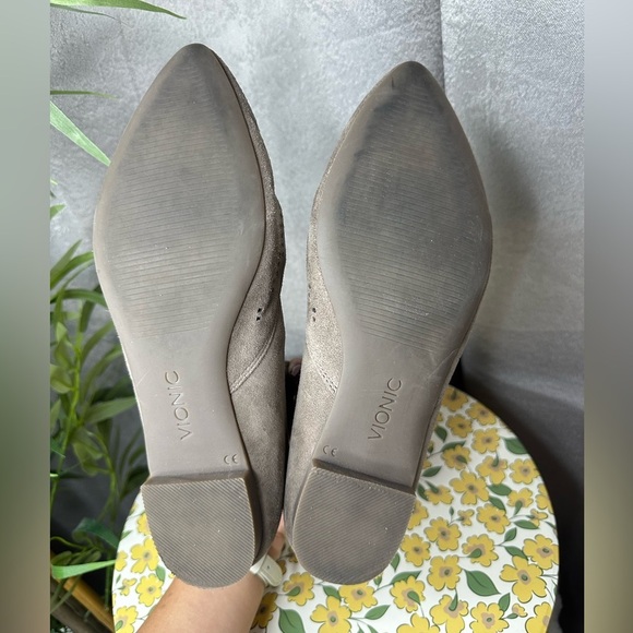 Vionic Women’s Suede Laser Cut Pointed Toe Flats Taupe Sz 7 - Picture 7 of 12